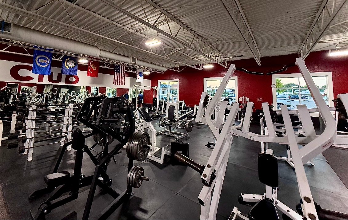 Plate-loaded strength machines on the main weight floor